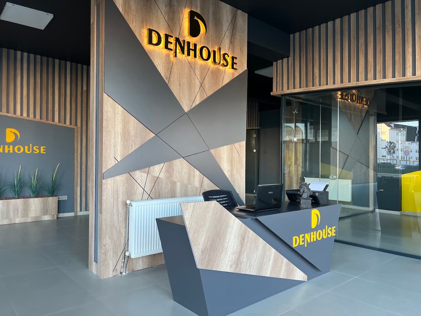 Denhouse ofisi, Resepsiyon